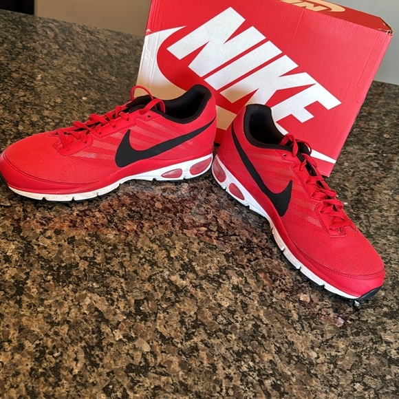 Nike air max 693325-601 Red and Black Sneakers EUC 11 main image 6